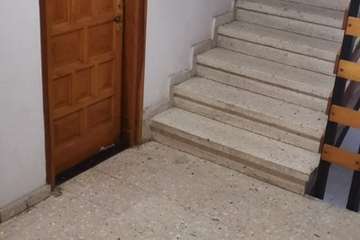 Vecinos del bloque de Eucaliptos II donde vivía la anciana fallecida días atrás alertan de un peligro de insalubridad (Foto TA)