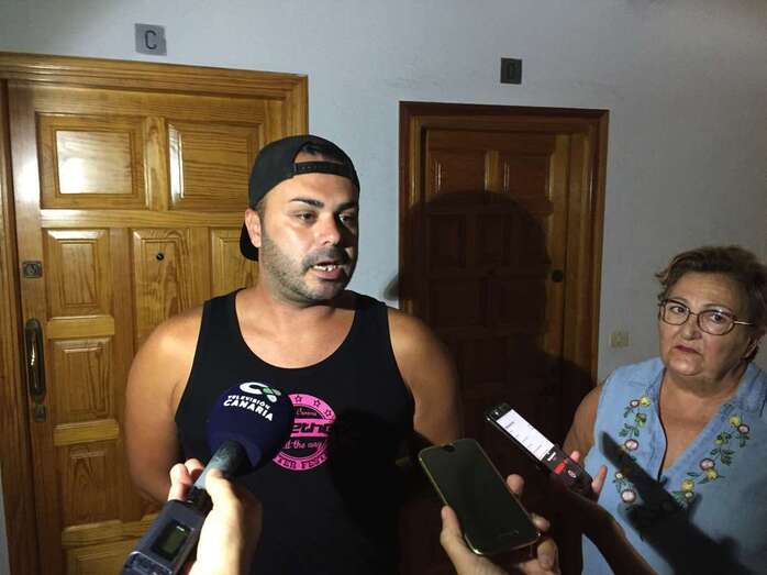 Aridane Montesdeoca, presidente de la AV Armiche, junto a una vecina (Foto TA)