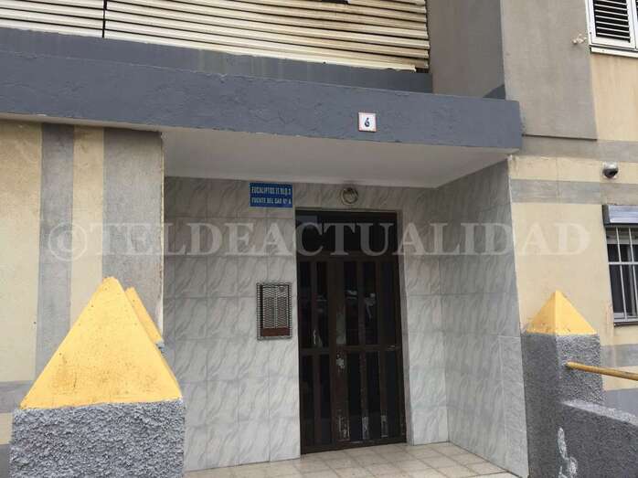 Imagen del portal del bloque de viviendas en el que falleció la anciana (Foto TA)