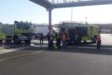 Un camión arde en la base logística de Hiperdino en Telde (Foto TA)