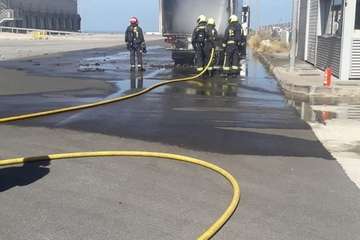Un camión arde en la base logística de Hiperdino en Telde (Foto TA)