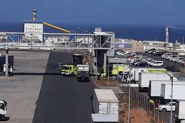 Un camión arde en la base logística de Hiperdino en Telde (Foto TA)