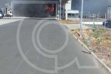 Un camión arde en la base logística de Hiperdino en Telde (Foto TA)
