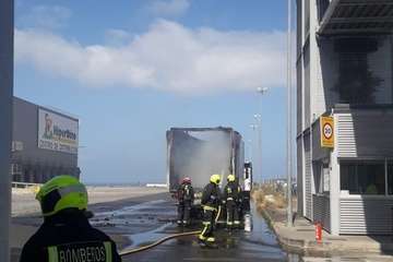 Un camión arde en la base logística de Hiperdino en Telde (Foto TA)