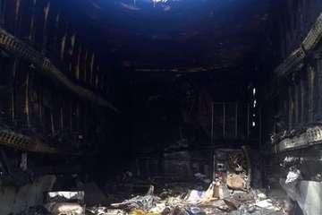 Un camión arde en la base logística de Hiperdino en Telde (Foto TA)