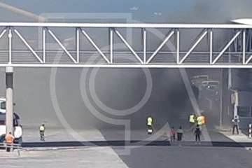 Un camión arde en la base logística de Hiperdino en Telde (Foto TA)