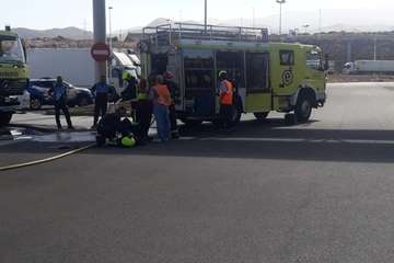 Un camión arde en la base logística de Hiperdino en Telde (Foto TA)