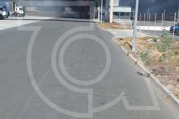 Un camión arde en la base logística de Hiperdino en Telde (Foto TA)