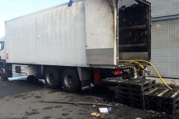 Un camión arde en la base logística de Hiperdino en Telde (Foto TA)