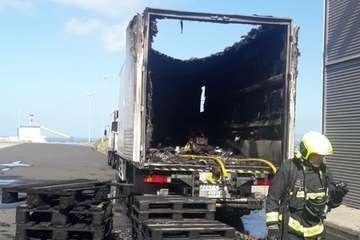 Un camión arde en la base logística de Hiperdino en Telde (Foto TA)