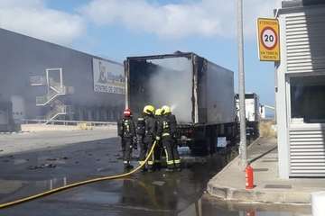 Un camión arde en la base logística de Hiperdino en Telde (Foto TA)