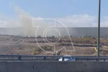 Un camión arde en la base logística de Hiperdino en Telde (Foto TA)