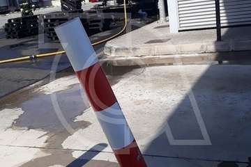 Un camión arde en la base logística de Hiperdino en Telde (Foto TA)