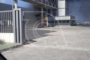Un camión arde en la base logística de Hiperdino en Telde (Foto TA)