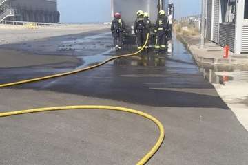 Un camión arde en la base logística de Hiperdino en Telde (Foto TA)
