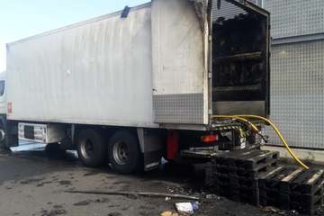 Un camión arde en la base logística de Hiperdino en Telde (Foto TA)