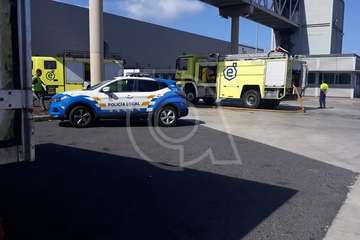 Un camión arde en la base logística de Hiperdino en Telde (Foto TA)