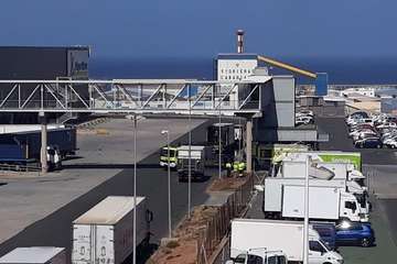 Un camión arde en la base logística de Hiperdino en Telde (Foto TA)