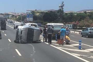 Un vehículo vuelca en la GC-1 a la altura de la entrada a Telde (Foto TA)
