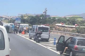 Un vehículo vuelca en la GC-1 a la altura de la entrada a Telde (Foto TA)