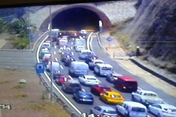 Un vehículo vuelca en la GC-1 a la altura de la entrada a Telde (Foto TA)