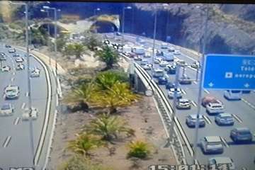 Un vehículo vuelca en la GC-1 a la altura de la entrada a Telde (Foto TA)