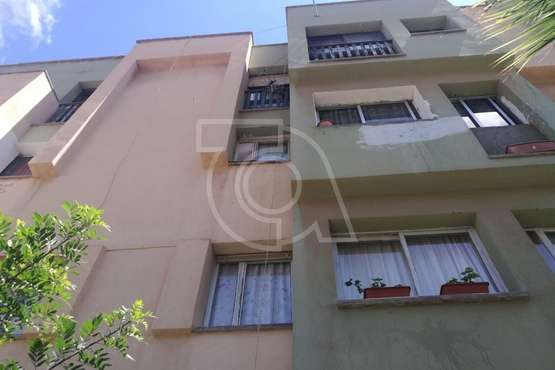 Una mujer cae al vacío desde un bloque de viviendas de Jinámar (Foto TA)