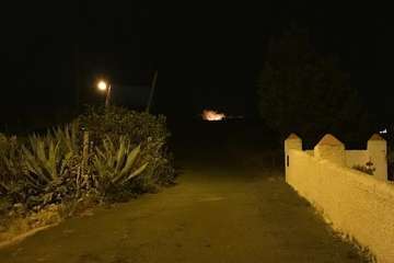 Incendio en la cumbre de Telde, visible desde la parte baja del municipio (FOTO TA, Efe, Francisco Javier Santana y Jesús Ruiz Mesa)
