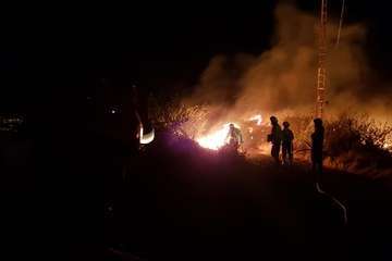 Incendio en la cumbre de Telde, visible desde la parte baja del municipio (FOTO TA, Efe, Francisco Javier Santana y Jesús Ruiz Mesa)