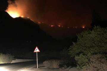 Incendio en la cumbre de Telde, visible desde la parte baja del municipio (FOTO TA, Efe, Francisco Javier Santana y Jesús Ruiz Mesa)