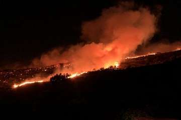 Incendio en la cumbre de Telde, visible desde la parte baja del municipio (FOTO TA, Efe, Francisco Javier Santana y Jesús Ruiz Mesa)