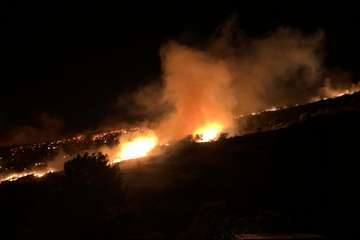 Incendio en la cumbre de Telde, visible desde la parte baja del municipio (FOTO TA, Efe, Francisco Javier Santana y Jesús Ruiz Mesa)
