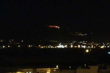 Incendio en la cumbre de Telde, visible desde la parte baja del municipio (FOTO TA, Efe, Francisco Javier Santana y Jesús Ruiz Mesa)