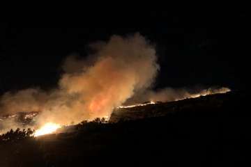 Incendio en la cumbre de Telde, visible desde la parte baja del municipio (FOTO TA, Efe, Francisco Javier Santana y Jesús Ruiz Mesa)