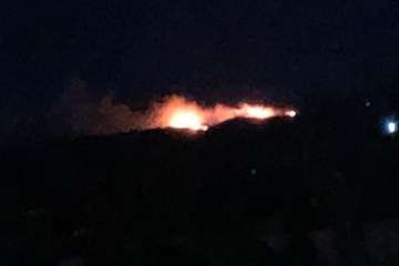 Incendio en la cumbre de Telde, visible desde la parte baja del municipio (FOTO TA, Efe, Francisco Javier Santana y Jesús Ruiz Mesa)