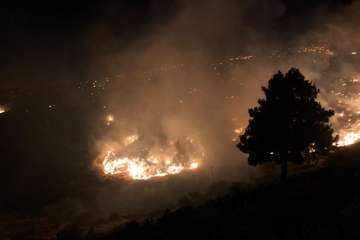 Incendio en la cumbre de Telde, visible desde la parte baja del municipio (FOTO TA, Efe, Francisco Javier Santana y Jesús Ruiz Mesa)