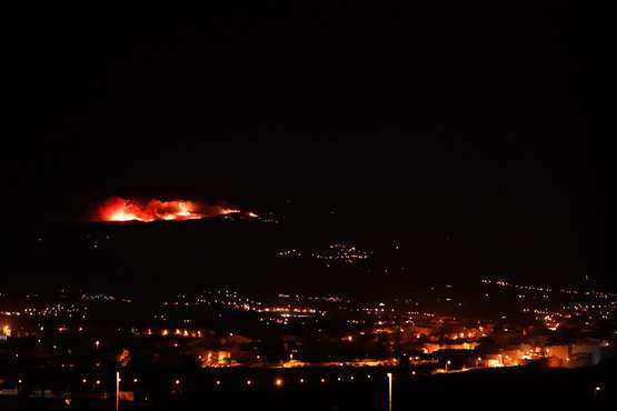 Incendio en la cumbre de Telde, visible desde la parte baja del municipio (FOTO TA, Efe, Francisco Javier Santana y Jesús Ruiz Mesa)