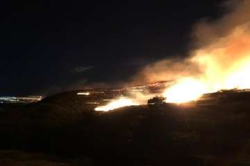 Incendio en la cumbre de Telde, visible desde la parte baja del municipio (FOTO TA, Efe, Francisco Javier Santana y Jesús Ruiz Mesa)