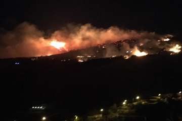 Incendio en la cumbre de Telde, visible desde la parte baja del municipio (FOTO TA, Efe, Francisco Javier Santana y Jesús Ruiz Mesa)