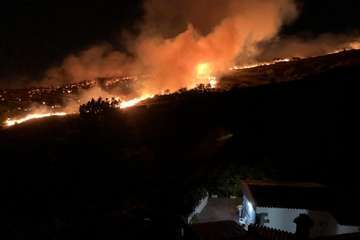 Incendio en la cumbre de Telde, visible desde la parte baja del municipio (FOTO TA, Efe, Francisco Javier Santana y Jesús Ruiz Mesa)