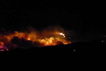 Incendio en la cumbre de Telde, visible desde la parte baja del municipio (FOTO TA, Efe, Francisco Javier Santana y Jesús Ruiz Mesa)