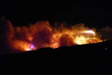 Incendio en la cumbre de Telde, visible desde la parte baja del municipio (FOTO TA, Efe, Francisco Javier Santana y Jesús Ruiz Mesa)