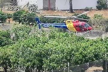 Un incendio de matorrales en Telde moviliza un a un helicóptero y bomberos (Foto TA)