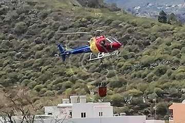 Un incendio de matorrales en Telde moviliza un a un helicóptero y bomberos (Foto TA)