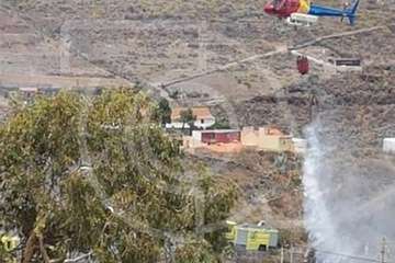 Un incendio de matorrales en Telde moviliza un a un helicóptero y bomberos (Foto TA)