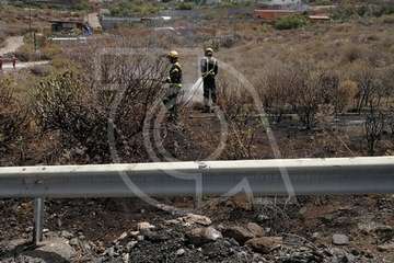 Un incendio de matorrales en Telde moviliza un a un helicóptero y bomberos (Foto TA)