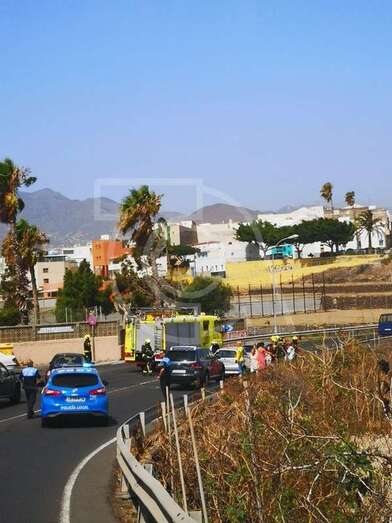 Bomberos y policías en el lugar del suceso (Foto TA)