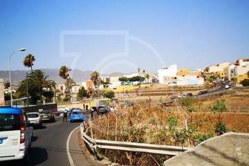 Accidente de tráfico en la carretera de El Calero, a la altura del colegio público (Foto TA)
