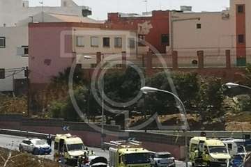 Accidente de tráfico en la carretera de El Calero, a la altura del colegio público (Foto TA)