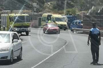 Accidente de tráfico en la carretera de El Calero, a la altura del colegio público (Foto TA)